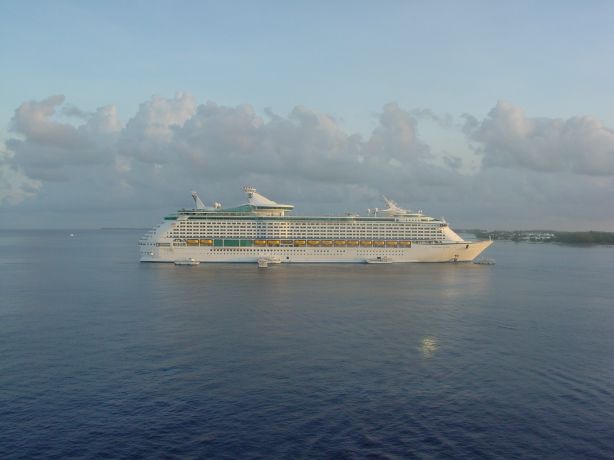 ../Images/Other ships in Cayman.jpg